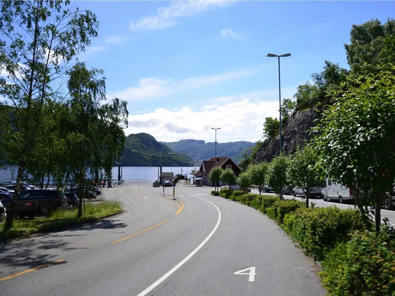 Det skal legges til rette for el-lading på den nye fergepiren. For å ha tilfredsstillende sikkerhet skal det legges opp til dobbel fergekai. Foto: Statens vegvesen