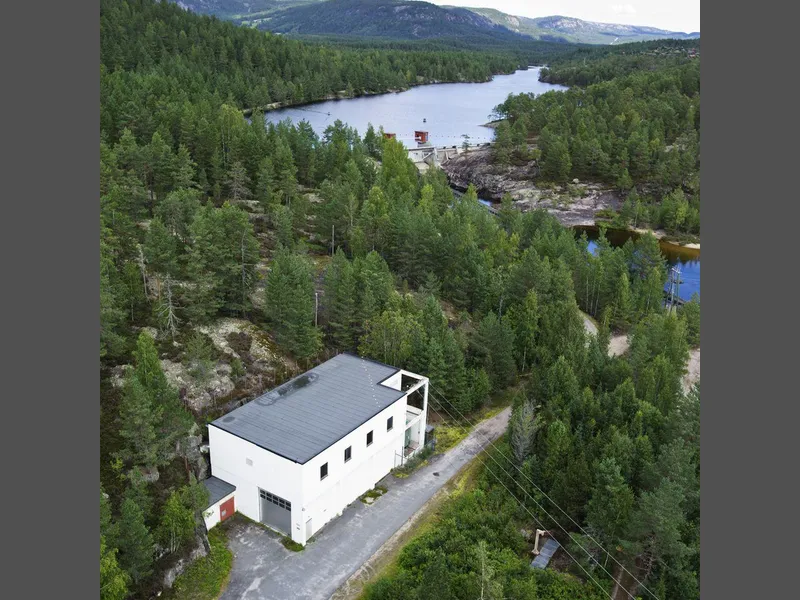 Kraftverk, dam, vann, skog, himmel. Foto.