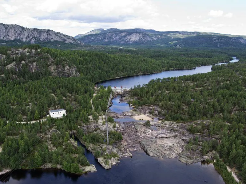 Kraftverk, dam, vann, skog, himmel. Foto.