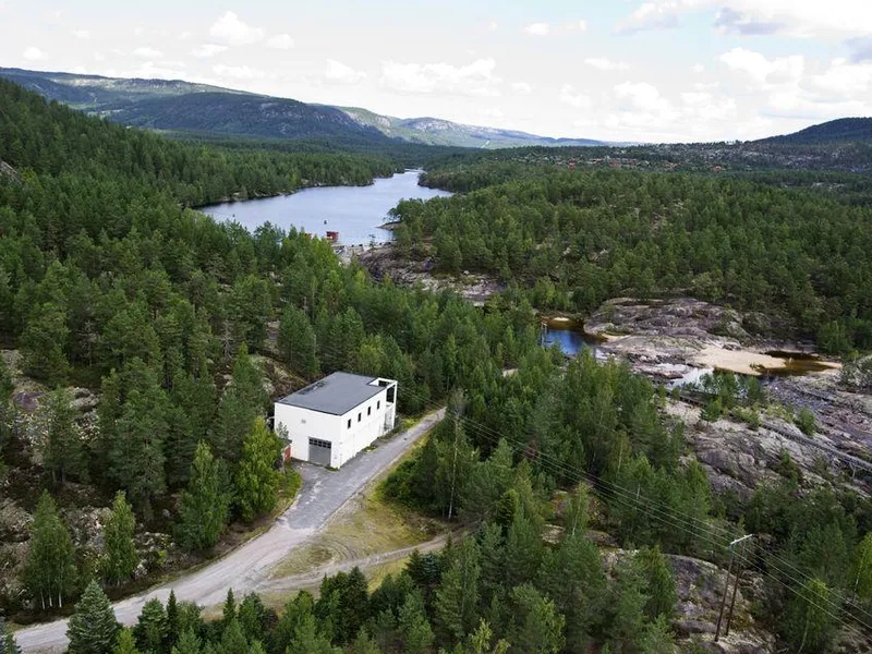 Kraftverk, dam, vann, skog, himmel. Foto.