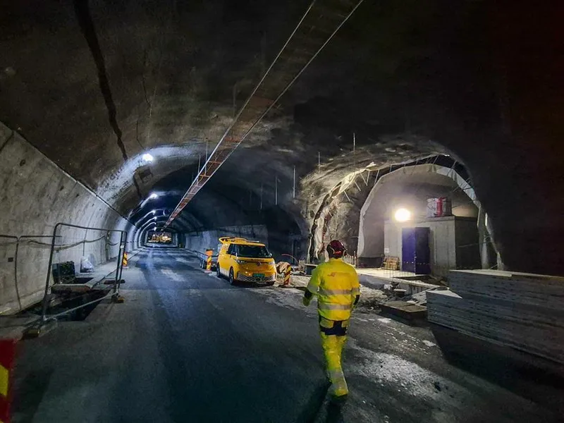Bilde fra arbeid i tunnel. - Klikk for stort bilde