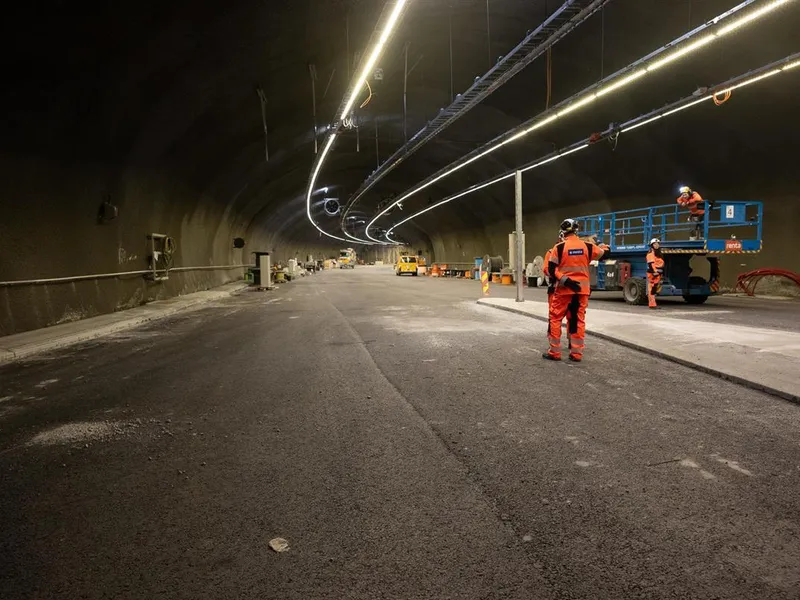 Bilde av asfalt og tunnel. - Klikk for stort bilde
