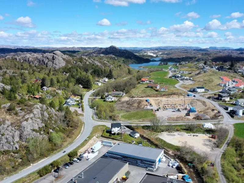 dronefoto av Hellvik  - Klikk for stort bilde