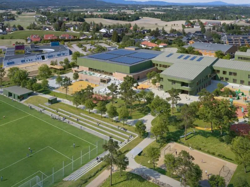 Oppvekstjordet sett fra sør. Ny barneskole og flerbrukshall med nye omgivelser.