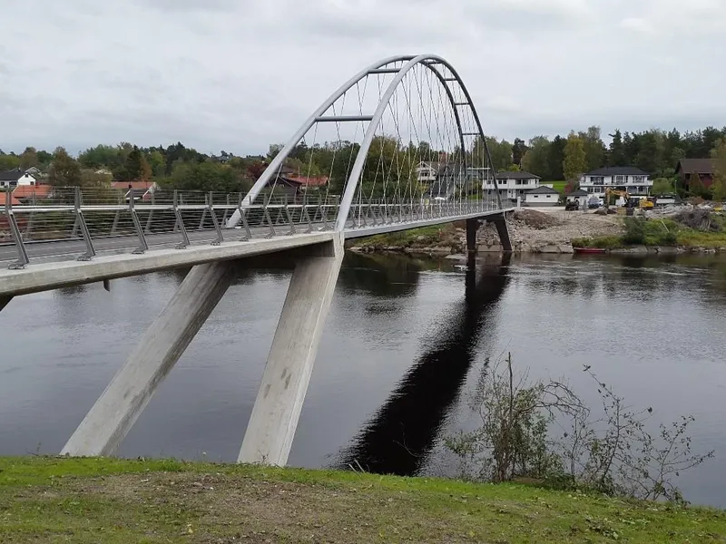 Bilde av Opsund bru sett fra elvekanten