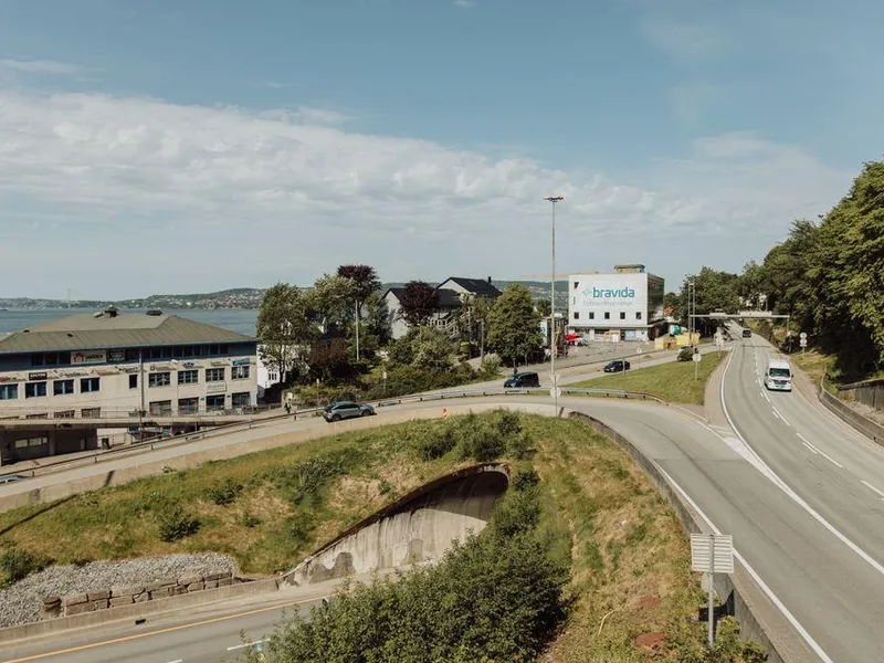 Statens vegvesen foreslår å bygge nye tunnelarmer fra ny Fløyfjelltunnel som blir koblet på rundkjøringen som allerede er planlagt her i Sandviken, like før innkjøringen til dagens sørgående løp