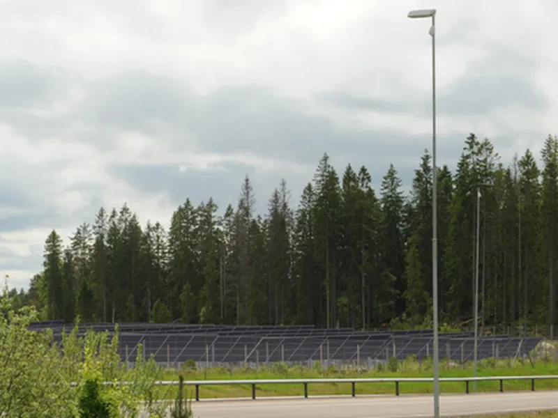 Bildet viser hvordan Ørje solkraftverk kan bli seende ut fra E18.