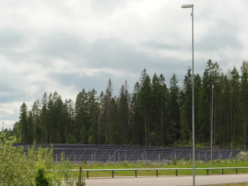 Slik kan Ørje solkraftverk i Marker bli seende ut fra E18.. Illustrasjon: Solgrid Ørje