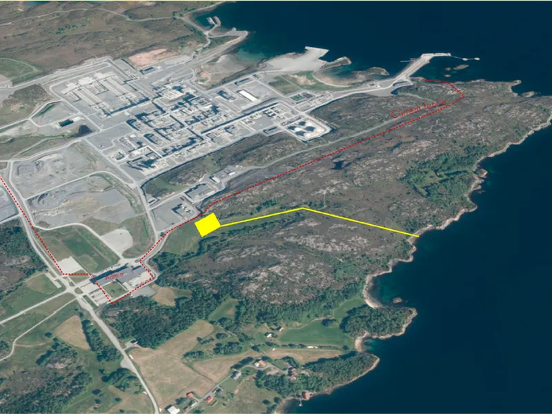 Illustrasjon: Oversiktsbilde over tiltak på land på Nyhamna der området i gult viser plassering av frekvensomformer og trasé for jordkabel.