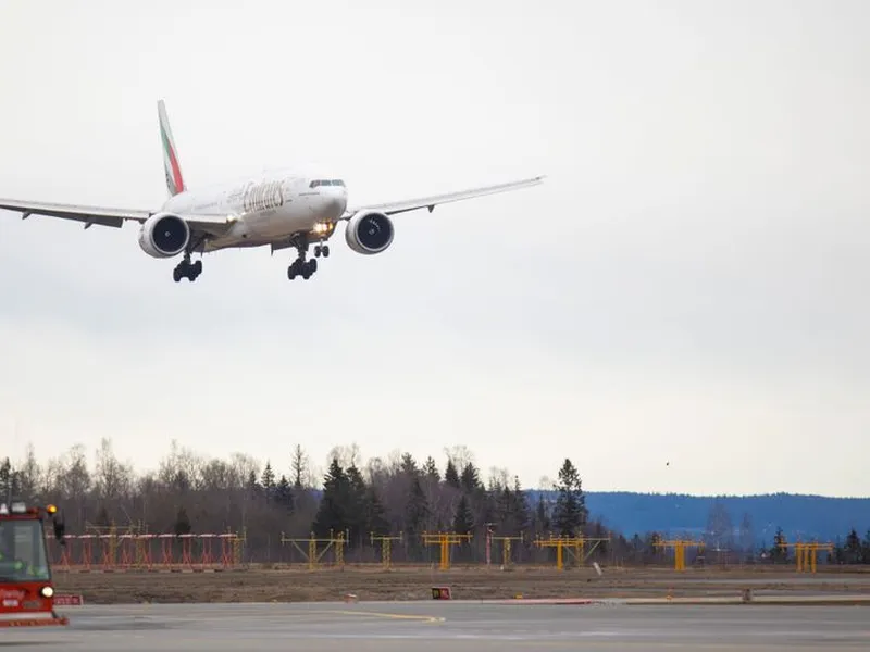 Et interkontinentalt fly fra Emirates lander på Oslo lufthavn. Arkivfoto: Avinor