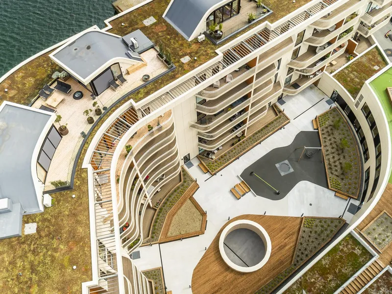 Dronebilde over takterrasser med ulike funksjoner. Foto