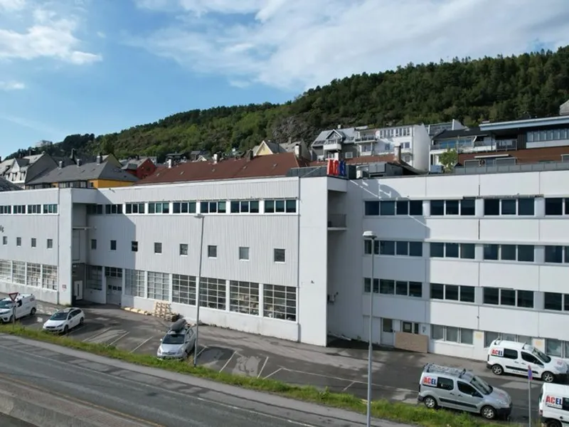 Dette er bygget som skal rehabiliteres og få bygningsintegrerte solceller. Foto: Spilka
