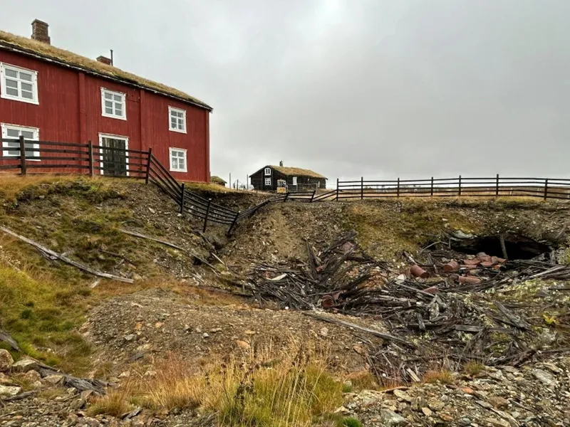 Raset og Stigerstuggu på Øvre Storwartz skal permanent sikres mot videre ras og utglidning. Foto: Statsbygg/ Rørosmuseet.