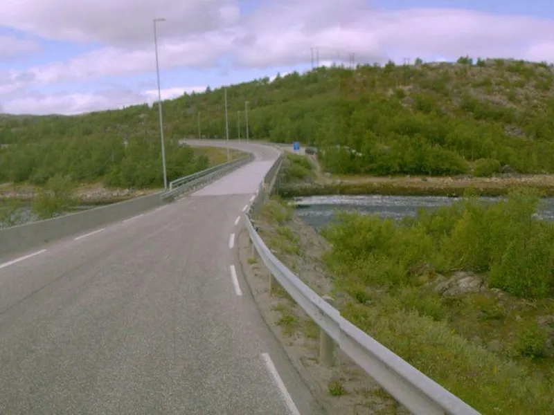 Foto av Langfjordstrømmen bru på E6 i Sør-Varanger kommune.