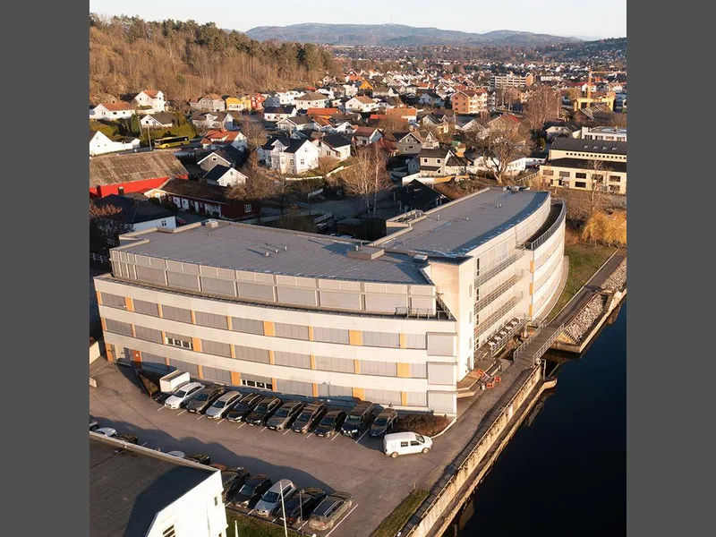 Næringsbygg- kontorer 4 etasjer + teknisk underetasje.