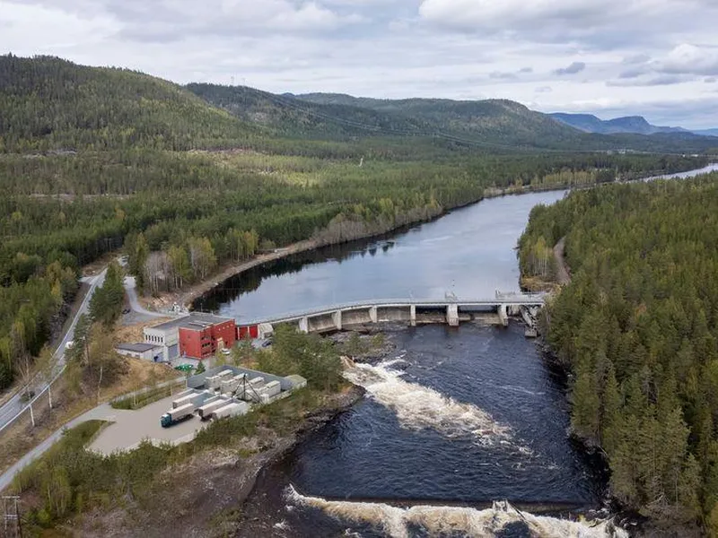Kraftverk, dam, elv, anleggsområde. Foto.