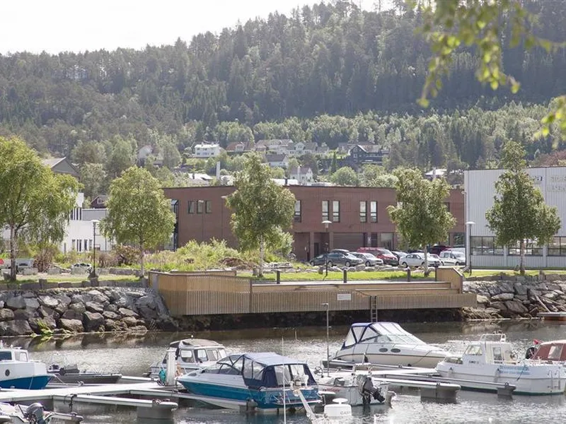 Småbåthavn og sjøtrappen - Klikk for stort bilete