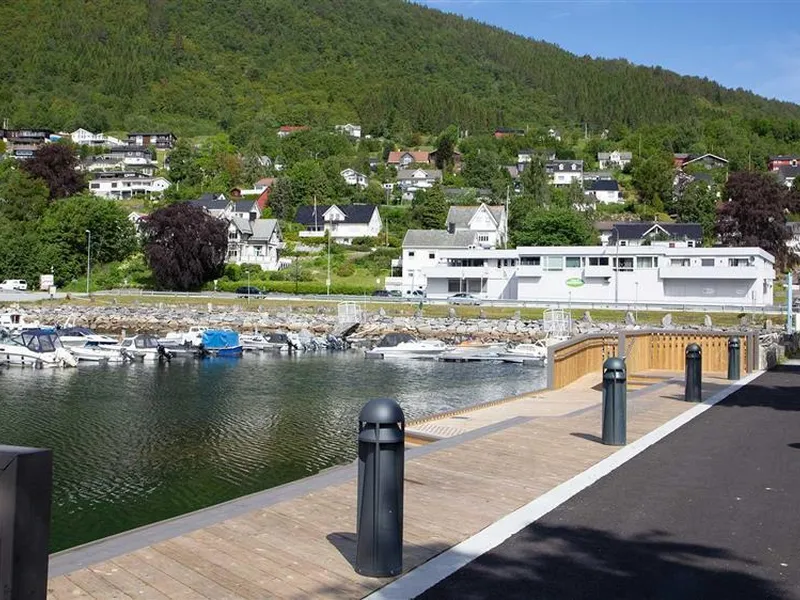 trapp, sjø og båter - Klikk for stort bilete