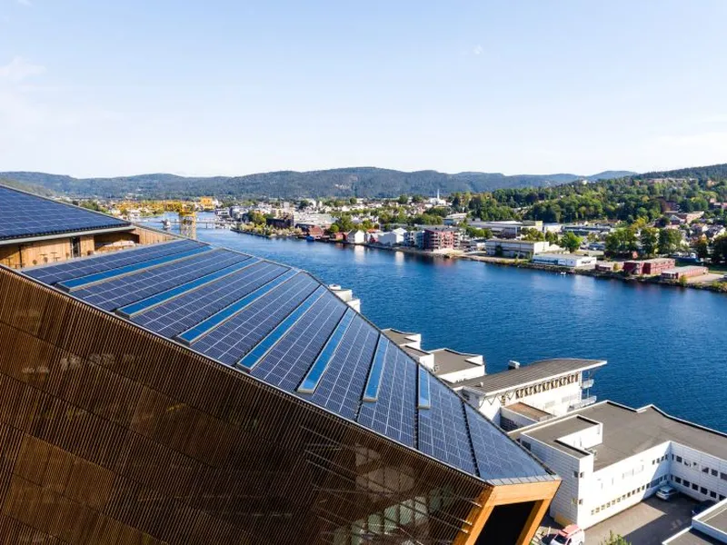 Powerhouse Telemark med solcellepaneler på både tak og fasade.