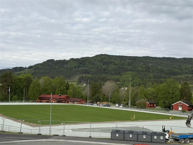 Fotballbane, gravarbeid, gjerder, - Klikk for stort bilde