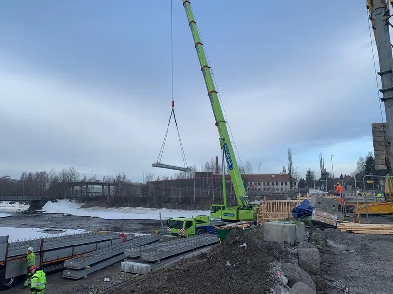 Montering av prefabrikkert bru på Hamar. (Foto Nye Veier)