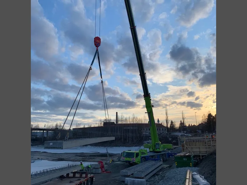 Montering av prefabrikkert bru på Hamar. (Foto Nye Veier)
