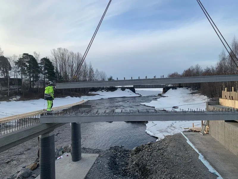 Montering av prefabrikkert bru på Hamar. (Foto Nye Veier)