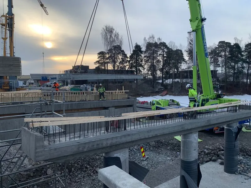 Montering av prefabrikkert bru på Hamar. (Foto Nye Veier)
