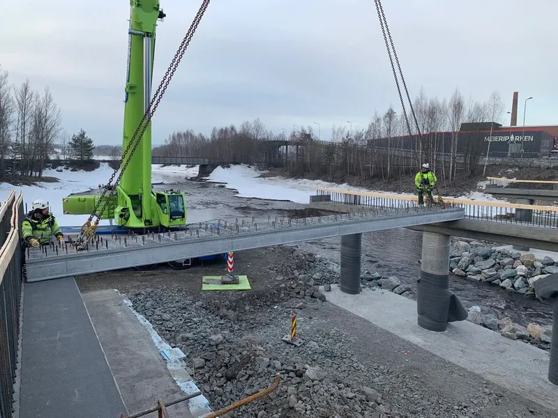 Montering av prefabrikkert bru på Hamar. (Foto Nye Veier)