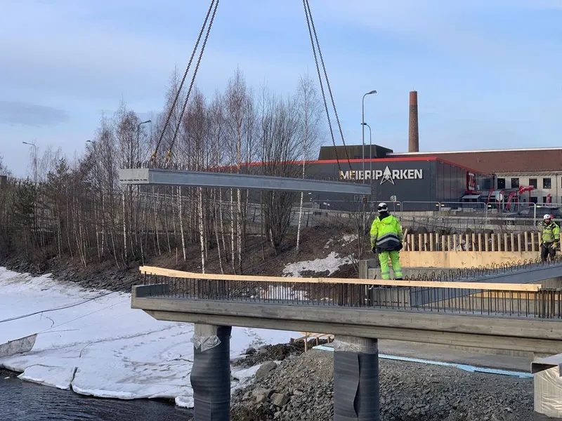 Montering av prefabrikkert bru på Hamar. (Foto Nye Veier)