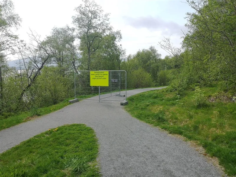 grusa gangveg stengt med gjerde og infoskilt - Klikk for stort bilete