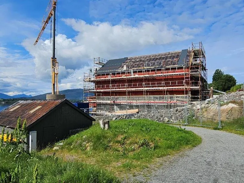 raudt, uferdig hus med stillas - Klikk for stort bilete