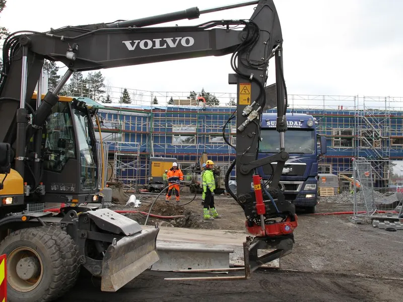 Det går raskt fremover på byggeplassen til Mellombølgen barnehage i bydel Nordstrand i Oslo. Byggeplassen tar påskeferie med tett bygg, som er helt i henhold til fremdriftsplanen. Ferdigstillelse skjer i august 2015.