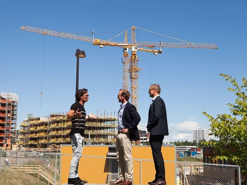 Petter Stordalen, Andreas Jul Røsjø og Torgeir Silseth på befaring på tomten i sommer. Foto: Yvonne Sollihagen.