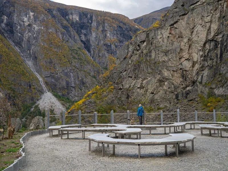 Ein mann ser utover Måbødalen frå rasteplassen.