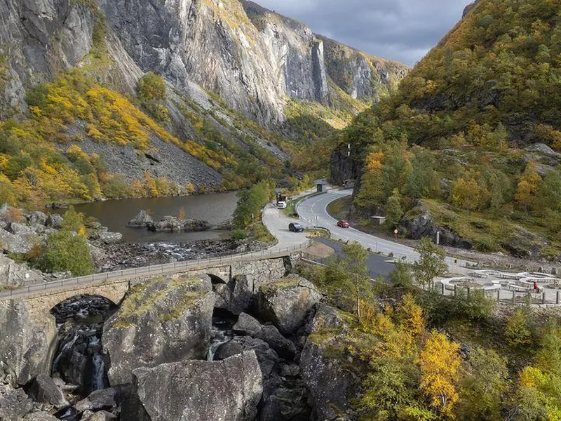 Luftfoto av gamle Måbø bru, Måbøvatnet og den nye rasteplassen langs rv. 7.