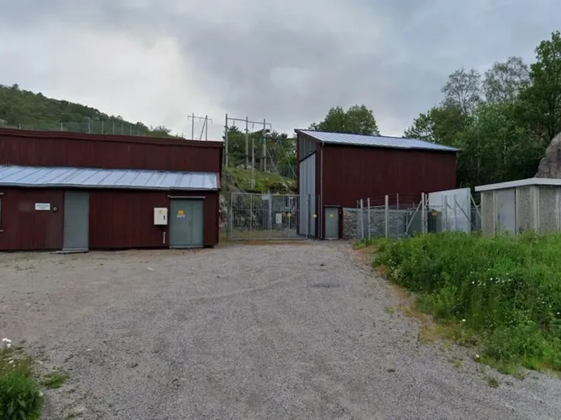 Dagens transformatorstasjon i Ramslandsvågen vil bli revet når det skal bygges ny transformatorstasjon.