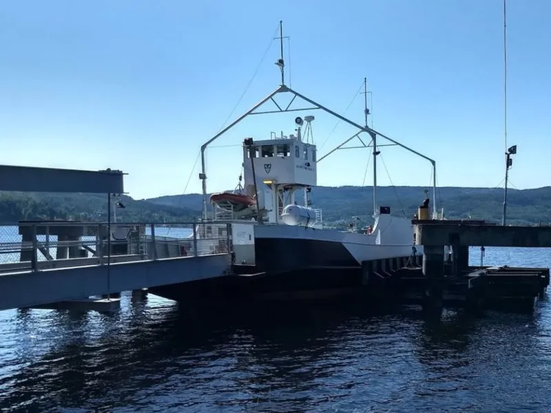 Randsfjordferga, som går mellom Horn og Tangen, skal bli elektrisk og trenger nye fergekaier, et arbeid BMO Entreprenør skal gjøre.