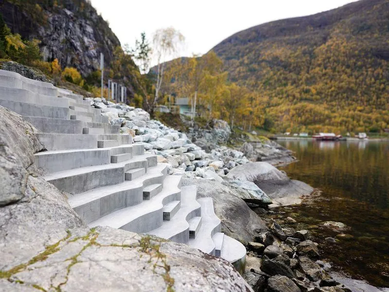 Betongtrapp ned mot Lærdalsfjorden ved Røyrnes.