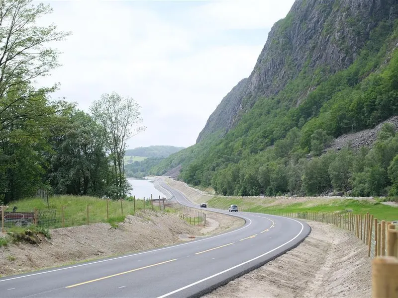 Ny vei, gul midtstripe, fjellside - Klikk for stort bilde