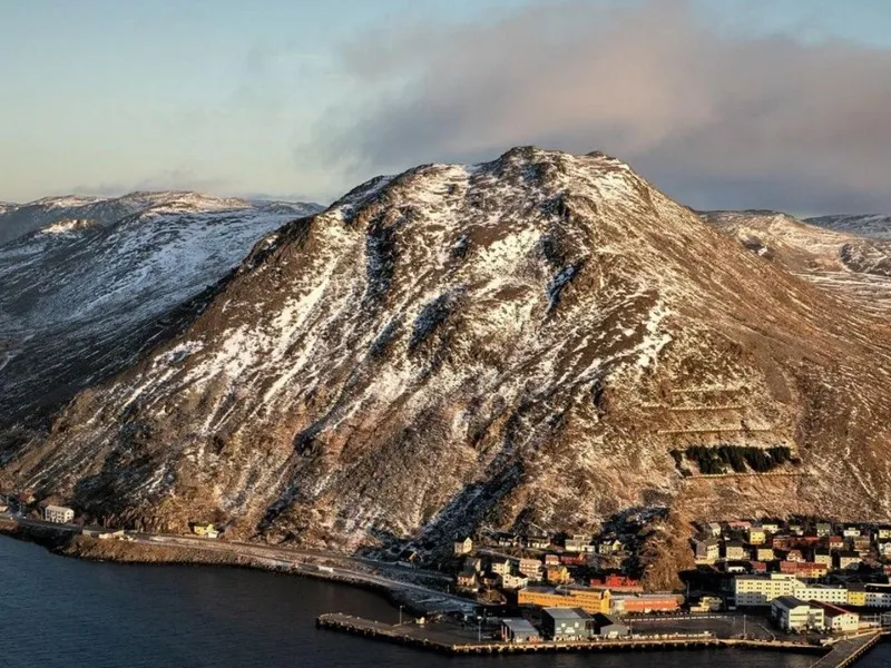 Det skal utføres omfattende skredsikringstiltak på Storfjellet bak Honningsvåg sentrum. Foto: NVE