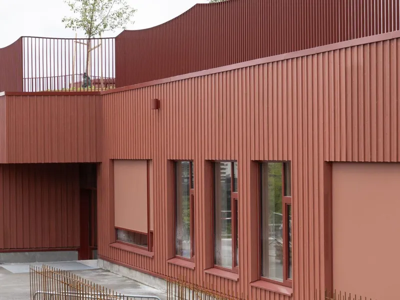 Refstad skole, eksteriør