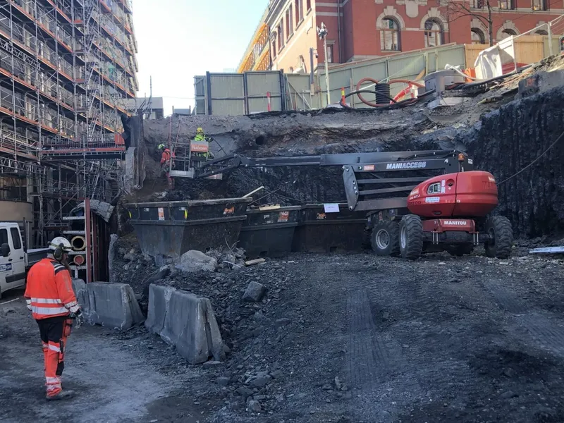 Store mengder alunskifer er gravd opp og fjernet fra byggetomta. Arkivfoto: Statsbygg.
