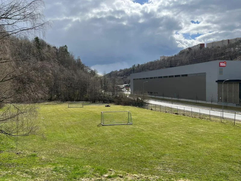 Gressbanen i Kobbervikdalen fotografert med Holmestrandsveien i bakgrunnen