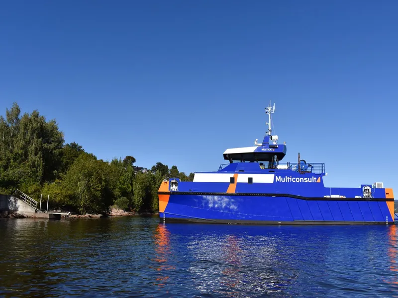 En blå borebåt på vannet