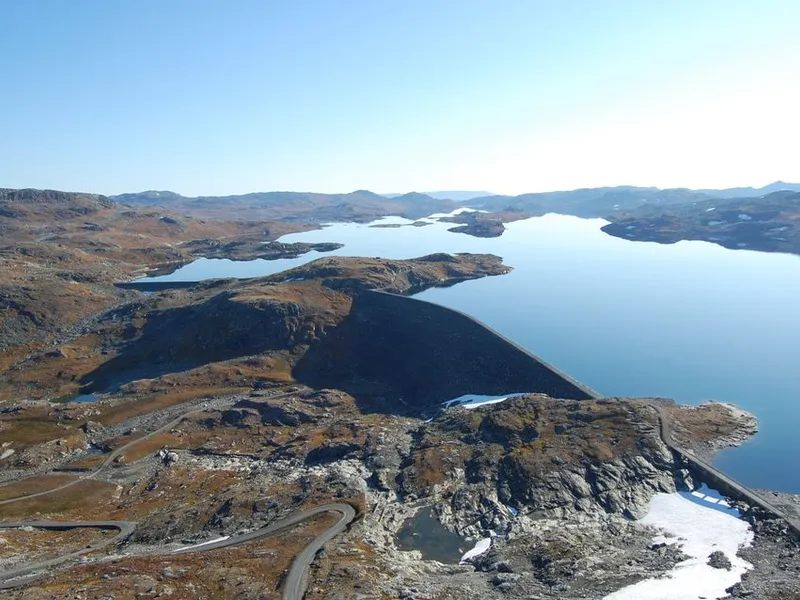 I rehabiliteringen av dam Nyhellervatn er det insentiver for å benytte elektriske anleggsmaskiner som blir tilgjengelig i løpet av anleggsperioden.