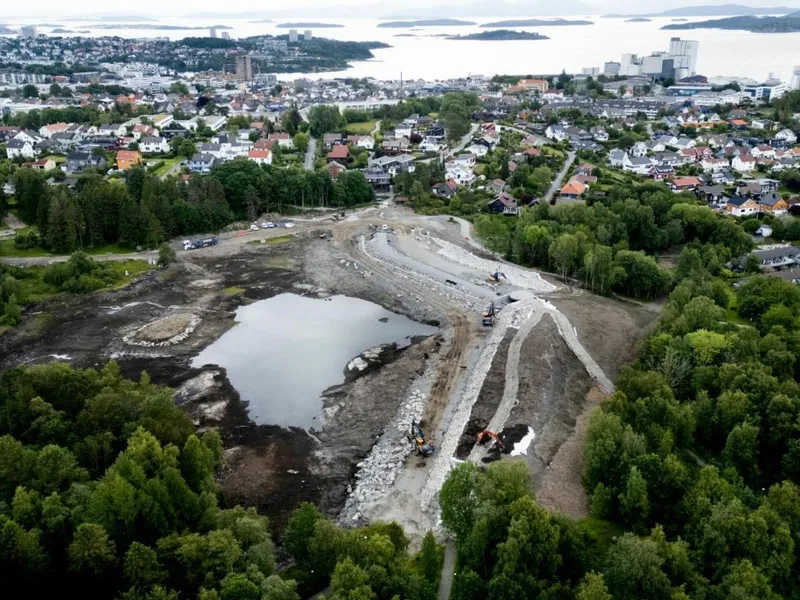 Vannet var tappet ned i Vannassen mens nye demninger ble bygget for Stavanger kommune. Foto: Hike Kommunikasjon/Stangeland Maskin.