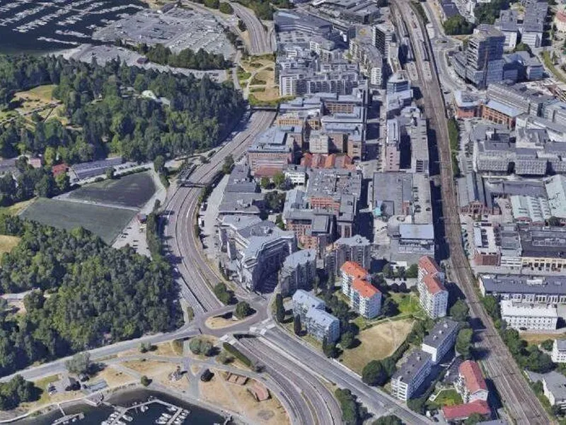E18 og de to lokkene som skal oppgraderes og rehabiliteres. Bygdøylokket som sees som en rundkjøring og Sjølystlokket med parkområder på toppen.