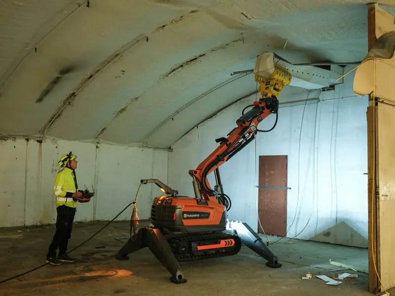 ELEKTRISK ROBOT: Det gamle ventilasjonsanlegget rives lekende lett med en elektrisk robot.