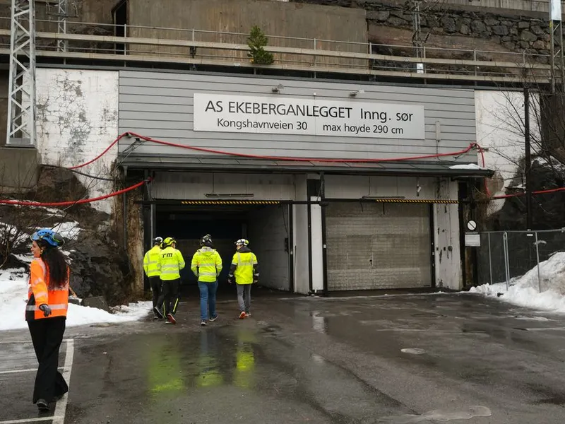 Ett av to inngangspartier til fjellhallene.